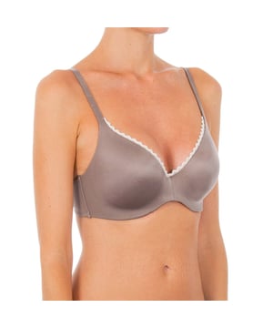 Nuevo sujetador de Playtex con aros extraíbles. 
Sujetador pensado y diseñado para ofrecer un 100% de suavidad a tu delicada piel. Tu pecho estará perfectamente sujeto durante todo el día, en el interior de una suavísima y cómoda envoltura.
Comodidad debida  a tres razones: la posibilidad de quitar los aros, la suavidad del tejido y un foam súper ligero que moldea el pecho, pero se siente como si no se llevara nada. 
Color visón.
Tirantes  regulables. 
Detalle de puntilla color blanco, en el contorno superior de las copas.
Cierre trasero mediante corchetes con tres posiciones.
Laterales  elásticos.
Costuras vistas a tono.

Composición:
- 65% Poliamida.
- 12% Elastano.
- 23% Poliéster.

Cuidados:
- Lavar a mano.
- No usar lejía.
- No usar secadora.
- No planchar.
- No lavar en seco.