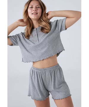Kurzes Baumwollset - Crop Top und Short
-------------------------------------------------------------------
Entdecken Sie unser trendiges und bequemes Baumwollset - Crop Top und Short, das absolute Must-Have für Modeliebhaber. Mit diesem hochwertigen Pyjama-Set aus atmungsaktivem, weichem Baumwollmaterial können Sie sich stylen und entspannen. Das Crop Top und die Shorts verleihen dem Set einen schicken Touch und machen es zum perfekten Set für die Entspannung zu Hause, lässige Ausflüge und als Nachtwäsche. Ob Sie einen gemütlichen Abend zu Hause verbringen oder einen entspannten Ausflug machen, unser kurzes Baumwollset - Crop Top und Short versprechen Komfort und Stil in einem Ensemble.
-------------------------------------------------------------------
Artikel-Highlights:

* Trendiges Crop Top und Short: Bleiben Sie trendy mit diesem schicken und vielseitigen Set.
* Atmungsaktives Baumwollmaterial: Genießen Sie ultimativen Komfort mit hochwertigem Baumwollmaterial.
* Vielseitige Loungewear: Perfekt zum Entspannen zu Hause oder als stilvolles und lässiges Outfit.
* Hochwertige Verarbeitung: Mit viel Liebe zum Detail und Langlebigkeit hergestellt.
* Mix and Match: Die Teile können mit anderen Outfits für verschiedene Looks kombiniert werden.
-------------------------------------------------------------------
Qualität und Verwendung:

* Weich und bequem: Unser Set bietet ein angenehmes und weiches Gefühl auf der Haut.
* Erholsame Nachtwäsche: Entworfen für ruhigen Schlaf und totale Entspannung.
* Robust und langlebig: Hergestellt aus hochwertigen Materialien für eine lange Nutzungsdauer.
* Alltagstaugliche Loungewear: Genießen Sie Komfort und Stil in Ihren Momenten der Entspannung.
* Stilvoll und vielseitig: Perfekt, um außerhalb der Nacht für einen trendigen Look zu tragen.
-------------------------------------------------------------------
Design-Highlights:

* Trendy Crop Top und Short: Das Set hat ein modernes und elegantes Design.
* Bequeme Passform: Die Teile sind so konzipiert, dass sie schmeichelhaft und entspannt sind.
-------------------------------------------------------------------
Waschanleitung:

* Maschinenwäsche im Schonwaschgang für eine einfache Reinigung.
* Verwenden Sie ein mildes Waschmittel, um die Weichheit und Farbe des Stoffes zu erhalten.
* Waschen Sie mit ähnlichen Farben, um die Integrität des Sets zu erhalten.
* Vermeiden Sie die Verwendung von Bleichmitteln oder scharfen Chemikalien, um die Qualität des Stoffes zu schützen.
* Für optimale Pflege und Langlebigkeit an der Luft trocknen oder bei niedriger Temperatur im Wäschetrockner trocknen.
-------------------------------------------------------------------
Erfrischen Sie Ihre Nachtwäsche- und Loungewear-Kollektion mit unserem kurzen Baumwollset - Crop Top und Short, das jetzt in unserem Online-Shop erhältlich ist. Verbessern Sie Ihren Stil und Ihren Komfort mit diesem vielseitigen Set aus einem trendigen Crop-Top und weichen Baumwollshorts, das für jede Gelegenheit geeignet ist, egal ob Sie sich zu Hause entspannen oder einen Ausflug machen.