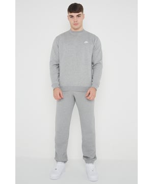 Nike Club heren trainingspak met volledige rits en swoosh-fleece, inclusief joggingbroek met capuchon. Pak heeft een verstelbare capuchon voor extra bescherming bij lagere temperaturen. Geborsteld fleece interieur voor een superzacht gevoel en warmte. Geribbelde manchetten en zoom voor een goede pasvorm en verbeterde duurzaamheid. Geborduurd handelsmerk met Swoosh-ontwerp op de borst voor stijl. Kangoeroezakken voor opslag en om de handen warm te houden. Elastische joggingbroek met zelfboeien. 2 zijzakken op bodems Enkele achterzak. Nike's unieke collectie clubkleding is speciaal ontworpen voor dagelijks gebruik.