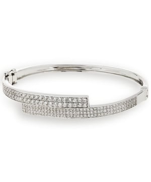 Deze schitterende armband voor vrouwen van Orphelia is het perfecte cadeau om jezelf of een geliefde te verwennen. De armband is gemaakt van 925 sterling zilver, gekleurd zilver, met een lengte van 6 cm en weegt 13,6 gram, met een breedte van 1 cm op het breedste punt. De Orphelia dames armband van 925 sterling zilver - Zilver ZA-1870 wordt geleverd in een prachtige cadeauverpakking en heeft een garantie van twee jaar.