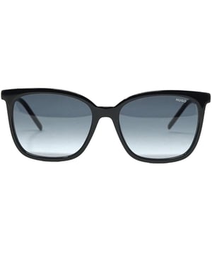 Hugo Boss HG1080/S CR GY 807 Schwarze Sonnenbrille. Machen Sie den Neid Ihrer Freunde und Kollegen mit der schwarzen Sonnenbrille von Hugo Boss! Diese stilvolle Sonnenbrille bietet einen klassischen und doch modernen Look, der jedem Outfit einen Hauch von Raffinesse verleiht. Die schwarze Sonnenbrille von Hugo Boss bietet verbesserte Haltbarkeit und maximalen Komfort. Holen Sie sich einen coolen, selbstbewussten Look mit der schwarzen Sonnenbrille von Hugo Boss! Schwarze Sonnenbrille von Hugo Boss, Linsenbreite = 54 mm, Nasenstegbreite = 13 mm, Bügellänge = 135 mm. Sonnenbrillenetui mit Markenlogo und Reinigungstuch im Lieferumfang enthalten. 100 % Schutz vor UVA- und UVB-Sonnenlicht und entspricht der britischen Norm EN 1836:2005. Hugo Boss HG1080/S CR GY 807 Schwarze Sonnenbrille