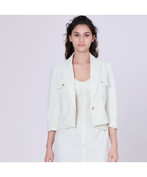 Diese Jacke ist in vielen Kleiderschränken unverzichtbar und ermöglicht es Ihnen, ein ärmelloses Kleid, eine Hose, einen Rock oder unser "Ärmelloses Etuikleid mit Mini-Punktmuster" zu kombinieren. Zwei aufgesetzte Pattentaschen schmücken die Brust und beleben den Look. Ohne Mäßigung im Büro oder am Abend zu tragen.
 Produktdetails:
 Länge: 50 cm 
 Das Model trägt Größe 10
 Die Modellhöhe beträgt 5"7
 Form: angepasst 
 3/4 Ärmel
 Maßgeschneiderter Kragen
 Knopfleiste vorne in der Mitte
