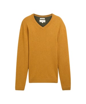 De gebreide herentrui van Tom Tailor biedt een klassieke maar stijlvolle look. Hij wordt gekenmerkt door een normale pasvorm, die zorgt voor een comfortabele pasvorm die niet te strak of te los zit. De V-hals geeft de trui een elegante touch die perfect is voor formele gelegenheden of alledaagse kantoorkleding, maar ook casual gedragen kan worden. De trui heeft lange mouwen en is gemaakt van hoogwaardig, gebreid materiaal dat je niet alleen warm houdt, maar ook aangenaam zacht is tegen de huid. Dankzij de hoogwaardige materialen is de trui zeer comfortabel om te dragen en behoudt hij zijn vorm, zelfs na vele wasbeurten. Deze gebreide trui is veelzijdig, zowel voor dagelijks gebruik als voor speciale gelegenheden, en past perfect bij jeans of chino's. Een must-have voor mannen die kwaliteit en tijdloos design belangrijk vinden.