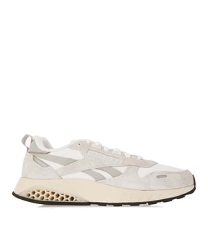 Reebok Classics Leather Hexalite Trainers in witgrijs.- Nylon bovenwerk met leren en suède overlays.- Vetersluiting. - Hexalite demping.- Binnenin verborgen honingraatvulling.- Voering van textiel.- Rubberen zool.- Ref: 100032871