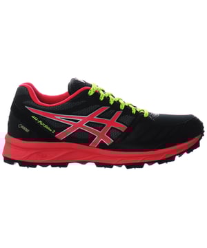 Cuando las temperaturas se porten mal, tenga la seguridad de que su carrera no se interrumpirá gracias a la zapatilla ASICS Gel-Fujisetsu GTX 2 Trail Running. Con una suela de goma duradera con picos de metal resistentes para una mayor tracción y estabilidad cuando los terrenos están húmedos, fangosos y resbaladizos, estas zapatillas de carreras se adquieren los elementos con estilo con su gore-tex superior manteniendo la lluvia y su forro flexible que permite que los pies se Muévete con libertad.
La espuma amortiguadora integrada en la entresuela asegura la mayor comodidad durante cada carrera, mientras que una placa de protección incorporada mantiene los pies seguros y protegidos de los desechos y superficies irregulares. Y si está corriendo después del anochecer, los detalles reflectantes asegúrese de que lo vean.