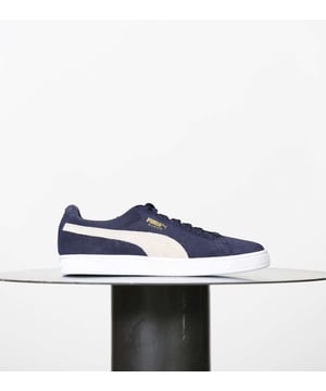 Especificaciones: Zapatillas deportivas de perfil bajo perforadas en los laterales para una mayor transpirabilidad y tobillo acolchado Parte superior: Piel de ante Cordón: Cordón plano Tipo de suela: Suela con logo ligeramente levantada en el talón
