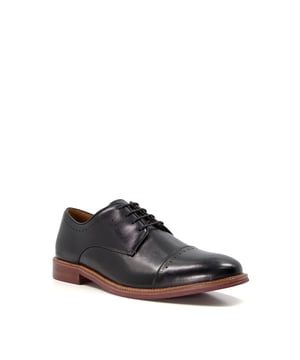 Erweitern Sie Ihre Sammlung formeller Schuhe mit unseren stilvollen Savion Derby-Schuhen. Entworfen aus glattem Premium-Leder, haben sie eine Schnürung vorne, während ein perforiertes Motiv entlang der Verzierungen und der verblasste Ombré-Effekt einen ansonsten zeitlosen Look aktualisieren.