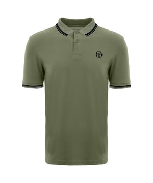 Wil je je "fashion edge" laten zien als de temperaturen dalen? Laat dat niet het geval zijn. Kijk dan eens naar deze polo van Sergio Tacchini. Geborduurd merk op de borst met een nauwsluitende ribboord aan de kraag en mouwen, een knoopsluiting met 2 knopen en een rechte splitzoom. Doorgestikt ribmotief op de rug. 100% katoen in een piqué polo met korte mouwen.

Let op: dit is een kleine maat
