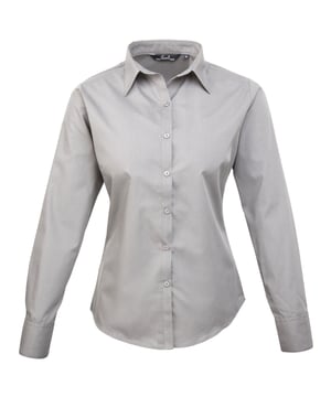 65% Polyester, 35% Baumwolle. Gewebe: Popelin. Design: Unifarben. Button-Down-Kragen. Zwei Rückenfalten. Nachhaltigkeit: Amfori-Freigabe, BCI-zugelassen, REACH, Sedex, WRAP Zertifikat. Mit Kragen. Bündchen: Doppelknopf. Langärmlig. Saum: Abgerundet. 32 DE: 78,74 cm. 34 DE: 84 cm. 36 DE: 88,9 cm. 38 DE: 93,98 cm. 40 DE: 99 cm. 46 DE: 114,3 cm. 48 DE: 119,38 cm. 50 DE: 124,46 cm. 52 DE: 129,54 cm. 54 DE: 134,5 cm. 44 DE: 109 cm. 42 DE: 104 cm. 56 DE: 139,7 cm.