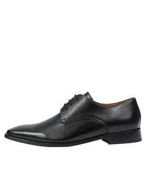 Entdecke den Ron Plain Derby in Schwarz - ein must-have Halbschuh als idealer Einstieg. Dieser Schuh ist aus hochwertigem Leder gefertigt und garantiert Langlebigkeit und einen klassichen Look. Der spezielle Memoryfoam im Innenfutter passt sich perfekt an Deine FuÃŸform an und gewÃhrleistet ein maÃŸgeschneidertes und bequemes TragegefÃhl.