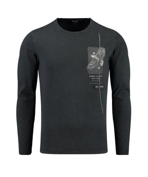 Entdecke das Key Largo Longsleeve für Herren - ein stilvolles Must-have, das mühelos Coolness und Komfort vereint. Der leicht ausgewaschene Look verleiht diesem Langarmshirt einen authentischen, lässigen Charme, der jeden Look aufwertet. Mit dem normal geschnittenen Design sitzt es perfekt und fühlt sich unglaublich bequem an, egal ob du unterwegs bist oder entspannst.  Das Highlight des Longsleeves ist der markante Frontprint, der das Key Largo Logo und einen inspirierenden Slogan auf der linken Seite in Szene setzt. Der Rundhalsausschnitt sorgt für einen klassischen, zeitlosen Touch, während die durchgehende Rückennaht für einen raffinierten, strukturierten Look sorgt.  Gefertigt aus hochwertigen Materialien, bietet dieses Longsleeve nicht nur einen hohen Tragekomfort, sondern auch Langlebigkeit und Qualität, die du spüren kannst. Ob solo getragen oder als Layer unter einer Jacke - das Key Largo Longsleeve bringt deinen Style auf ein neues Level.