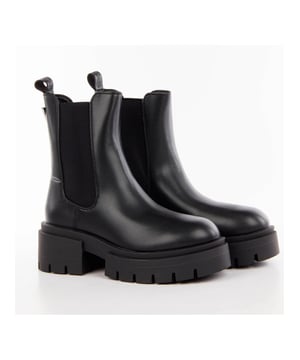 Bottine Guess Charlotte Damen Schwarz Kunstleder. Authentischer Schuh der Marke Guess - Streetwear/Sportswear-Design von Guess - Guess für modebewusste Frauen, perfekt für den Alltag - Die schwarze Guess-Bottine lässt sich hervorragend mit Ihrer Garderobe kombinieren - Bequemes Kunstledermaterial - klassischer Gummizug - Charlotte - Leder.