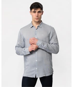 Brand logoClassic collarLong sleevesButton fastenings
Composition 100% Viscose
 