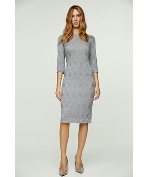 Deze grijze jacquard jurk is gemaakt van gebreide stof. Het heeft ¾ mouwen en een ronde halslijn. Er is een verborgen ritssluiting van 50 cm achteraan en een split van 10 cm achteraan. De jurk is volledig gevoerd. Ons model is 178cm en draagt maat 36. De lengte voor maat 38 is 108 cm.