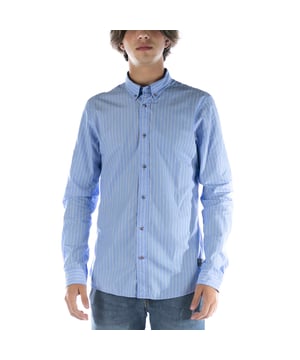 Especificaciones: Camisa de manga larga confeccionada en algodón orgánico, sin el uso de pesticidas, estampado de rayas, cuello abotonado, botones de colores clásicos y parche con el logo cosido en la parte delantera, dobladillo redondeado en la parte inferior Ajuste: Regular La modelo lleva la talla: M Altura del modelo: 180 cm