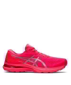 Asics GEL-Kayano 28 Lite-Show Zapatillas de Correr para Hombre - Ilumina tu carrera con las Zapatillas de Correr GEL-Kayano 28 Lite Show de Asics. Estos corredores neutros se benefician de estar confeccionados con espuma FF Blast y tecnología GEL, lo que ofrece una excelente amortiguación, respuesta y absorción de impactos. La parte superior de malla técnica mejora la transpirabilidad para mantener tus pies frescos y cómodos, mientras que la suela AHARPLUS proporciona tracción duradera y la tecnología Dynamic Duomax ayuda a reducir la pronación. Las Gel Kayano 28 también cuentan con la tecnología 3D Space Construction que mejora la compresión al impacto del pie, mientras que la plantilla OrthoLite X-55 proporciona aún más comodidad directamente en la planta del pie y la tecnología TRUSSTIC ayuda a mejorar la estabilidad. La versión Lite-Show ofrece detalles reflectantes en toda la zapatilla y se completa con cierre de cordones, un collarín acolchado para el tobillo y un diseño de color audaz con la clásica marca Asics en el lateral. Parte superior sintética y textil con forro sintético y suela sintética.
