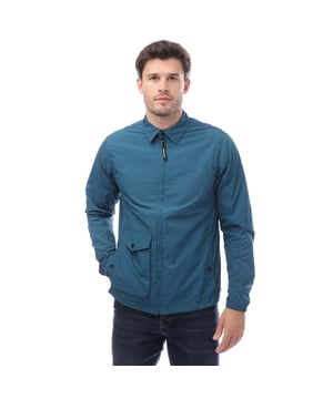 Heren Weekend Offender Granville Overshirt in petrol.- Kraaglipje met WO merk drukknoop.- Verborgen functionele mouw opbergzak.- Drie geweven ritstrekkers.- Handtekening metalen badge in reliëf.- Verstelbare elastische manchetten met merk drukknopen.- Gemaakt met een hoge dichtheid weefsel van Ripstop verstevigingsdraden.- DWR gecoat (Durable Water Repellent).- Lichtgewicht.- Normale pasvorm.- 100% Nylon met Polyurethaan.- Ref: WOSOOS507P