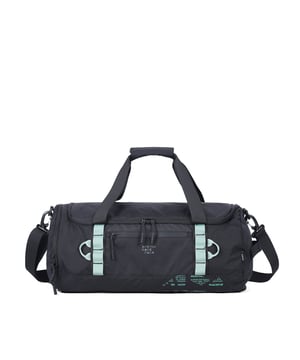 Bolsa de viaje unisex. El cierre es con cremallera. Los bolsillos internos son uno abierto. Los bolsillos externos son uno frontal con cremallera. La bandolera es ajustable y extraíble en tejido. Falta el mango. Hay un compartimento interno. El material exterior es poliéster. Internamente está forrado en poliéster. Medidas: 49x25,5x25,5 cm. Producto de moda