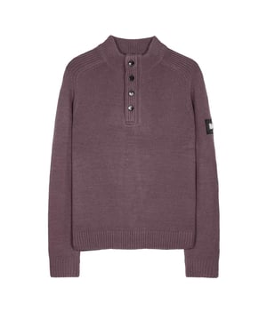 Suéter para hombre Weekend Offender Castillos: un complemento elegante y cómodo para tu vestuario informal. Conocido por su estética streetwear contemporánea, Weekend Offender presenta el jersey Castillos, que combina la moda urbana con un ambiente relajado.

Características principales:

 Diseño moderno:  El jersey Castillos tiene un diseño moderno y urbano que refleja la influencia del streetwear de Weekend Offender. Busca estampados, detalles o adornos únicos que lo diferencien.

 Tejido cómodo:  Confeccionado con un tejido cómodo y de alta calidad, este jersey garantiza una sensación suave y acogedora. La elección del material es probable que proporcione calor, por lo que es adecuado para diversas ocasiones y temporadas.

 Puños y dobladillo de canalé:  El jersey puede incluir puños y dobladillo acanalados, lo que añade un toque clásico a la vez que garantiza un ajuste seguro y cómodo. Este elemento de diseño realza la estructura general de la prenda.

 Cuello redondo o estilo cuello:  Dependiendo del diseño específico, el jersey puede presentar un cuello redondo clásico o un estilo de cuello. Esto añade versatilidad a la prenda, haciéndola adecuada tanto para ocasiones informales como para ocasiones un poco más elegantes.

 Perfecto para vestir a capas:  Es probable que el jersey Castillos esté diseñado para vestirse a capas fácilmente. Tanto si lo llevas sobre una camisa para un look más elegante como sobre una camiseta para un estilo más informal, ofrece flexibilidad de estilo.

 Ideal para ropa informal:  La ropa de Weekend Offender suele estar orientada a la ropa informal. El jersey Castillos es adecuado para diversos entornos informales, desde salidas de fin de semana hasta eventos sociales relajados.