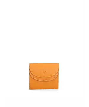 Cartera de hombre. El cierre es con botón de presión. Los bolsillos internos son tarjeteros y porta billetes. Los bolsillos externos son uno frontal con botón magnético. Falta la correa para el hombro. Falta el mango. Hay un compartimento interno. El material exterior es 100% Piel Auténtica. Internamente está forrado en piel auténtica. Medidas: 10x9x2,5 cm. Producto de moda