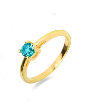Otieno ring in 925 sterling zilver en Blue Topaz Hydrothermal Quartz met 18k gouden afwerking. Africa Moda dompelt je onder in een wereld van levendige kleuren, prachtige texturen en handgemaakte ontwerpen die de essentie van jouw geest weerspiegelen.