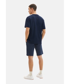 Geniet van de zomer met deze chino shorts voor heren, want ze zijn een allrounder voor vele gelegenheden. De shorts hebben een slanke pasvorm en een lage tailleband. Ze sluiten met een rits en knoop. De broek heeft ook riemlussen. Naast twee steekzakken heeft de broek paspelzakken aan de achterkant. Het ruitpatroon geeft de broek een bijzondere uitstraling.