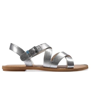 Los zapatos de verano se ponen y se quitan constantemente. Es por eso que es importante que el interior sea duradero y resistente a la abrasión, la forma en que están los hechos de cuero ecológico.
Asegúrese de sus pies la comodidad inmejorable eligiendo zapatos prácticos en una suela plana. Este es un modelo ideal para el verano, ¡especialmente para los fanáticos de las actividades al aire libre!
Zapatos de verano con una solución conveniente que es un cierre de hebilla. Permite que se encienda y apague rápido.
Considerado como el mejor cuero natural, Nubuck, que se usa para hacer que el zapato sea superior, gracias a su estructura sólida y suave, proporciona la máxima comodidad para sus pies.
Los zapatos que usas en el verano deberían ser cómodos. La suave plantilla de cuero ecológico lo mantendrá cómodo para el uso diario.
En verano, alcance los zapatos que, gracias al único material hecho de material de alta calidad, se destaquen con su diseño excepcional.