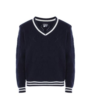 Gefertigt aus einem weichen Garngemisch ist dieser Pullover von DreiMaster Maritim eine lässige Ergänzung Ihrer Knit-Wear. Der softe Ajour-Strick mit V-Ausschnitt und Kontraststreifen lädt zum Strandspaziergang ein.  Pullover Sweater