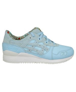 ASICS ha presentado una bonita belleza "Corydalis-Blue" Gel Lyte III Beauty and the Beast "Corydalis Blue" como uno de los aspectos más destacados del. Este excelente corredor que fue lanzado por la marca de zapatillas con sede en Kobe impresiona como siempre y presenta el legendario emblema de Tiger Stripes en la zapatilla. Nuestra nueva belleza Gel Lyte III y la bestia "Corydalis Blue" de ASICS, que también es conocida por ProductNumber H70PK-5454, requiere una amortiguación cómoda y tiene un bonito combo de cuero/sintético/textil de cuero/textil.