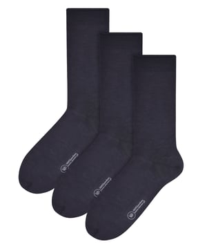 Si buscas los calcetines perfectos para mantener los pies frescos y secos, no busques más: estos calcetines 100% bambú de Steven. Hechos de la fibra de bambú más suave, estos calcetines son súper suaves y lujosos. Hechos de fibra de bambú 100%, estos calcetines son delicados y transpirables, lo que los hace perfectos para llevar a diario. También son súper suaves y lujosos; no querrás quitártelos. Además, vienen en un pack de 3 pares, lo que les confiere una excelente relación calidad-precio. El bambú es un material que absorbe la humedad de forma natural y que también tiene propiedades higroscópicas y termorreguladoras, por lo que no sólo son ideales para la primavera y el verano, sino que también son perfectos para los meses más fríos. Los calcetines están disponibles en 3 colores diferentes, así que hay para todos los gustos. Estos son: Gris, Negro y Azul Marino. Tanto si prefieres un negro tradicional como un azul marino clásico, tenemos algo que se adapta a tu estilo. Estos calcetines para hombre vienen en paquetes de 3 pares, están disponibles en 2 tallas: 7-10 UK y 10-13 y están hechos 100% de bambú. Hay 4 colores para elegir y son totalmente lavables a máquina.