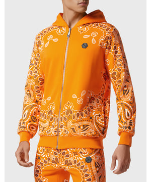 Jog met stijl. We hebben dit katoenen fleece trainingspak ontworpen met de iconische Schedel- en Paisley-decoraties.   Bandanna-stijl Paisley-print zacht katoenen fleece   De iconische strass Skull-print op de rug   PP Hexagon op een saffiaanleren badge op jack en broek   Zip-up hoodie   Steekzakken   Tailleband met stopkoord en koord   Ribgebreide zomen