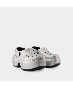 Colores: GRIS - Plata. Material: termoplástico. Material de la suela: caucho. Forro: croslite. Cierre: fácil de poner. Forma de la punta: redonda. Cómo elegir la talla: talla grande - Talla: CROCS. Width: 11.6. Length: 26.9.