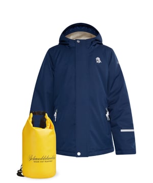 ; additional accessory material 70% Nylon, 30% Polyvinylchlorid  Die Artic-Winterjacke von Schmuddelwedda gibt es jetzt auch für Kids. Abgefüttert mit einem weichen Fleece-Stoff sorgt die Wattierung für eine ideale Isolierung. Und auch bei Schnee oder Regen bieten sie zuverlässigen Schutz, denn das atmungsaktive Obermaterial ist wasser- und winddicht. Die leichte A-Linie wird auf der Rückseite mit einem Gummizug in Form gebracht und endet in einer abgefütterten Kapuze mit Regenschutz. Zwei Pattentaschen und lichtreflektierende Logo-Prints runden die Jacke ab.  Winterjacke
