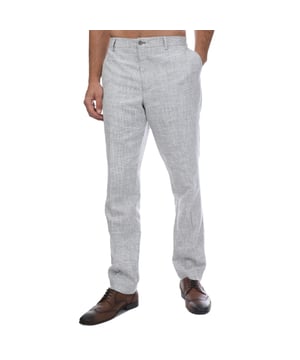 Heren Guide London Textured Woven Triple Colour Yarn Broek in blauw.- De knopen zijn gebroken wit met een beetje spikkel en de achterkant is ton-sur-ton met het lichaam stof.- Vier zakken.- Triple colour garen.- Textured stof.- Slim fit.- Inhoud: 58% Katoen 21% Linnen 21% Polyester. Voering: 100% Polyester.- Ref: TR3526