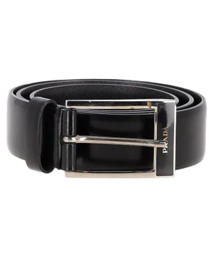VINTAGE, UVP WIE NEU  
Fügen Sie Ihrer Accessoires-Kollektion mit dem Prada Logo-Gürtel aus schwarzem Leder einen Hauch von Luxus hinzu. Dieser elegante Gürtel, gefertigt aus hochwertigem Leder, verfügt über eine polierte, logo-embossierte Schnalle, die das ikonische Design der Marke subtil präsentiert. Der zeitlose schwarze Farbton macht ihn zu einem vielseitigen Accessoire, das mühelos sowohl legere als auch formelle Outfits ergänzt. Ob in der Taille oder an den Hüften getragen, verleiht dieser Gürtel jedem Look Struktur und Raffinesse und bietet einen ausgefeilten Abschluss für Kleider, Hosen oder Röcke. Mit seiner außergewöhnlichen Handwerkskunst und minimalistischen Eleganz ist der Prada Logo-Gürtel ein essentielles Accessoire für diejenigen, die zurückhaltenden Luxus schätzen.

Prada Logo-Gürtel aus schwarzem Leder

Zustand: Ausgezeichnet  
Abnutzungsspuren: Keine Abnutzungsspuren.  
Verpackung: Keine  
Farbe: Schwarz  
Material: Leder | Leder  
Größe: Einheitsgröße | Einheitsgröße  
Maße: Breite: 35; Länge: 980  
SKU: NAPPUGBAC446379W