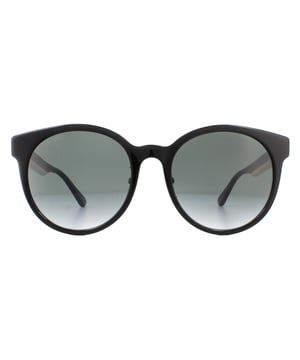 Las gafas de sol Gucci GG0416SK 001 en negro con degradado gris son de estilo redondo, fabricadas en acetato ligero y cuentan con almohadillas nasales ajustables y patillas gruesas decoradas con las características rayas de Gucci, además del logotipo GG entrelazado en metal.