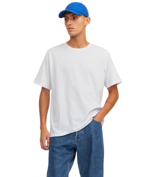 Dit regular-fit T-shirt heeft korte mouwen en een ronde hals, afgewerkt met een geribde boord. Het is gemaakt van hoogwaardig materiaal dat prettig aanvoelt op de huid en ademend is. Hierdoor is het zeer comfortabel om te dragen. Of je het nu onder of over je kleding draagt, voor ontspanning, sport of alledaagse kleding - dit T-shirt is een basic voor alle gelegenheden. De set bevat drie T-shirts.