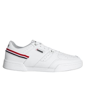 Nuestra zapatilla Supreme es una zapatilla deportiva con un diseño original de los años 80 y 90. Su aspecto clásico y básico combina con todo y se puede llevar como quieras. Tanto si vas a un partido de baloncesto como a una fiesta de cumpleaños, la zapatilla armonizará con tu atuendo. Entonces, ¿cómo la llevarás?Detalles del producto. Cordones regulables para un ajuste adecuado. Disponible en cuatro colores diferentes. Unisex. Zapatilla ligera. La zapatilla de cordones de corte bajo permite la rotación y la flexibilidad.. Parte superior: PU. Suela: RB + EVAGuía de tallas/ajuste. El zapato es de talla normalGuía de lavado. Se recomienda no lavar el zapato.