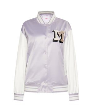 Dit varsity-jack van myMo is geïnspireerd op de klassieke college-stijl en is een absolute topper! Het is gemaakt van een glanzende satijnen stof, heeft een hoogwaardige afwerking en klassieke tweekleurige mouwen en zoom. De gestreepte ribboorden, de steekzakken en de geborduurde M-patch zorgen voor een authentieke retrolook.