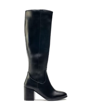 Irradia confianza con las elegantes botas hasta la rodilla Solesister Ariane con un estilo audaz. Diseñadas en cuero sintético negro intenso y con un forro suave, estas botas abrazan tus pantorrillas con una elegancia sofisticada. Colocadas sobre un escultural tacón de bloque, te brindarán una altura espectacular mientras caminas con facilidad sobre la duradera suela sintética. Deja que tu estilo tome vuelo con el glamour cosmopolita de Solesister Ariane.