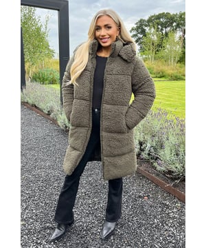 Keep cosy this season in our Khaki Teddy Panelled Long Coat! Featuring a soft borg fabric, this style has long sleeves, two front pockets, a standing collar and a zip fastened front. Simply pair with your favourite jumper and jeans, for a cosy yet casual look!

Model wears: S/MModel's height: 165cm/ 5'5"Approx length from centre back to hem: 98cmFabric composition: 100% PolyesterColour: KHAKI