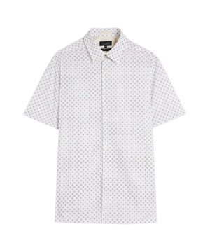 Het Ted Baker Forter Men's White Geo Print Shirt is een stijlvol en eigentijds stuk dat modern design naadloos combineert met Ted Baker's kenmerkende aandacht voor detail. Gemaakt met precisie en met behulp van hoogwaardige materialen, dit shirt is een veelzijdige keuze voor degenen die zowel verfijning en on-trend mode waarderen.

Belangrijkste kenmerken:

 Opvallende geometrische print:  Het Forter overhemd heeft een gedurfde geometrische print op een frisse witte achtergrond, die een vleugje moderne flair aan je outfit toevoegt. Het zorgvuldig samengestelde ontwerp weerspiegelt Ted Bakers toewijding aan het creëren van unieke en opvallende stukken.

 Katoenmix Comfort:  Het overhemd is gemaakt van een eersteklas katoenmix en voelt comfortabel en ademend aan. De stof voelt niet alleen zacht aan op de huid, maar zorgt ook voor comfort de hele dag door, waardoor het geschikt is voor verschillende gelegenheden.

 Modern silhouet:  Het overhemd heeft een moderne pasvorm en biedt de perfecte balans tussen een eigentijdse esthetiek en comfortabel dragen. De moderne pasvorm accentueert je silhouet en zorgt voor bewegingsvrijheid, waardoor het geschikt is voor zowel formele als casual gelegenheden.

 Contrasterende details:  Ted Bakers nauwgezette aandacht voor details is duidelijk zichtbaar in de subtiele contrasterende details, die verfijning toevoegen aan het algehele ontwerp van het overhemd. Dit doordachte kenmerk toont de toewijding van het merk aan vakmanschap van hoge kwaliteit.

 Ademende constructie:  De katoenmix zorgt voor ademend vermogen, waardoor het Forter overhemd comfortabel is om te dragen in verschillende seizoenen. Dit maakt het een veelzijdige garderobe voor het hele jaar door.

Samengevat is het Ted Baker Forter herenoverhemd met witte geoprint een statement stuk dat modern design moeiteloos combineert met tijdloze elegantie. Met zijn opvallende print, comfortabele stof en veelzijdige stylingopties is dit overhemd een must-have voor wie op zoek is naar een verfijnde maar eigentijdse look.