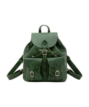 Bolso bandolera para mujer. El cierre es con cordón de piel. Los bolsillos internos son uno con cremallera y dos abiertos. Los bolsillos externos son dos abiertos en la parte delantera y uno en la parte trasera con cremallera. La bandolera es ajustable en piel. El mango es de piel. Hay un compartimento interno. El material exterior es auténtica piel de vacuno. Internamente está forrado en algodón. Medidas: 37x30x13 cm. Hecho en Italia