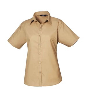 65% Polyester, 35% Katoenpopeline. Stof: Popeline. Ontwerp: Eenvoudig. Bevestiging: Knop. Halslijn: Collared. Hem: Gebogen. Mouwtype: Korte mouwen. Rugnaden, Bustenaden, Dubbel gevouwen naden, Onderhoudsvriendelijk, Geparelde knopen. Passend: Gemonteerd. Duurzaamheid: Amfori, BSCI, REACH, Sedex, WRAP Gecertificeerd.