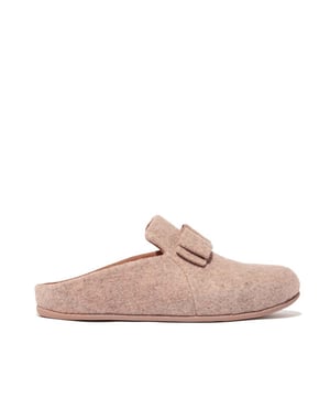 Dames Fit Flop Chrissie II Haus e01 Bow Felt Slippers in beige.- Polyester.- Slip on sluiting.- Impact kussens voor en achter.- Verfijnd loafer-geïnspireerd silhouet.- Ergonomisch geoptimaliseerd Microwobbleboard tussenzolen.- Ultraslanke iQushion™ tussenzolen.- Rubberen zool.- Ref: GN9137
