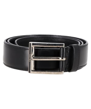 VINTAGE, UVP WIE NEU  
Erhöhen Sie Ihre Garderobe mit dem Prada Logo-Gürtel in schwarzem Leder. Dieses schlanke und zeitlose Accessoire ist aus hochwertigem Leder gefertigt und bietet Langlebigkeit sowie ein raffiniertes Finish. Das herausragende Merkmal ist das polierte, gravierte Prada-Logo auf der Schnalle, das einen subtilen, aber dennoch anspruchsvollen Hauch von Luxus verleiht. Der vielseitige schwarze Farbton des Gürtels lässt sich leicht mit einer Vielzahl von Outfits kombinieren, von maßgeschneiderten Hosen bis hin zu Kleidern oder Jeans. Egal, ob er die Taille betont oder als auffälliges Accessoire getragen wird, der Prada Logo-Gürtel ist der perfekte Weg, um jedem Ensemble einen Hauch von Eleganz und Raffinesse zu verleihen.

Prada Logo-Gürtel aus schwarzem Leder

Zustand: Ausgezeichnet  
Tragespuren: Keine Tragespuren.  
Verpackung: Keine  
Farbe: Schwarz  
Material: Leder | Leder  
Größe: Einheitsgröße | Einheitsgröße  
Maße: Breite: 35; Länge: 980  
SKU: NAPPUGBAC446378W  