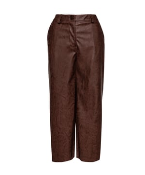 Culottes marrones chocolate en tejido de cuero falso moiré tejido. Cinturilla con presillas para cinturón. Bolsillos a los lados. Cierre de cremallera y botón oculto en la parte delantera. Pierna ancha. Corto. Medidas para la talla 38/M (en cm): Cintura-35, Bajo-50, Longitud del cuerpo (interno/externo)-92/64.