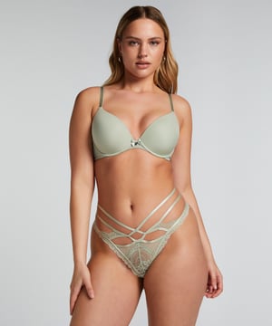 Maak kennis met onze betoverende Janine Brazilian! Dit kledingstuk met fijn kant aan de voorkant en mesh aan de achterkant en versierd met opvallende bandjes rond de taille, vormt de perfecte balans tussen elegantie en verleiding. Combineer het moeiteloos met je favoriete bh om je lingerielook af te maken!