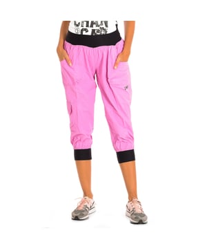 Pantalón Corto Deportivo Zumba. 
Color Rosa-negro
Experimente la máxima comodidad y estilo.
Cintura alta elástica.
Gráficos con motivos de la marca.
Bolsillos laterales y traseros ajustable con cintas. 
Tejido impermeable que proporciona comodidad durante todo el día.
Costuras vistas a tono.

Composición:  100% Nylon.

-Utilizar lavadora a temperatura máxima 30º .
-Utilizar secadora.
-No utiliza Lejía.
-Plancha  a temperatura máxima 110º.