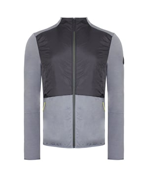 La chaqueta gris Hackett Aston Martin Racing Cool Down para hombre es una prenda exterior deportiva y con estilo que combina la elegancia de Hackett London con la herencia de competición de Aston Martin. Esta chaqueta está cuidadosamente diseñada para proporcionar comodidad, funcionalidad y un toque de sofisticación para diversas ocasiones. Estas son las principales características de esta excepcional chaqueta gris:

 Material de primera calidad:  Confeccionada con un tejido de alta calidad, esta chaqueta ofrece comodidad y durabilidad. Suele estar confeccionada con una mezcla de poliéster y otros materiales, lo que garantiza una construcción ligera pero robusta.

 Colaboración con Aston Martin Racing:  Esta chaqueta forma parte de la colección Aston Martin Racing, una colaboración entre Hackett London y la emblemática marca automovilística británica Aston Martin. Refleja la herencia de las carreras y el estilo asociado a Aston Martin.

 Color gris: La chaqueta se presenta en un versátil y deportivo color gris. El gris es una elección popular para prendas exteriores deportivas e informales debido a su capacidad para complementar una amplia gama de atuendos.

 Diseño deportivo:  El diseño de la chaqueta se inspira en el mundo del motor. Suele llevar una marca llamativa, gráficos inspirados en las carreras y detalles que rinden homenaje al legado de Aston Martin en el mundo de la competición.

 Cierre de cremallera: La parte delantera de la chaqueta está equipada con un cierre de cremallera completa, que permite ponérsela y quitársela fácilmente y regular la temperatura.

 Bolsillos funcionales:  La chaqueta incluye a menudo prácticos bolsillos, como bolsillos con cremallera en los laterales, que proporcionan un espacio de almacenamiento seguro para pequeños objetos esenciales o para mantener las manos calientes.

 Cuello y puños acanalados:  La chaqueta puede presentar cuello y puños acanalados, que no solo contribuyen a la estética deportiva, sino que también ayudan a sellar el aire frío y proporcionan un ajuste cómodo.